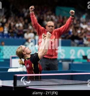 Paris, Frankreich. September 2024. PARIS, FRANKREICH - 7. SEPTEMBER: Sandra MIKOLASCHEK feiert den Gewinn der Goldmedaille gegen Borislava Peric-Rankovic aus serbien beim WS4-Spiel der Frauen während der Para-Tischtennis der Paralympischen Sommerspiele 2024 in der Pariser Arena am 7. September 2024 in Paris, Frankreich. (Quelle: Mika Volkmann/Alamy Live News Stockfoto