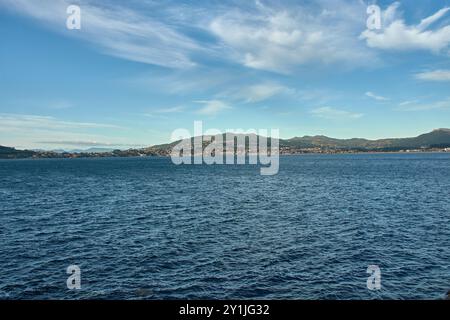 Das wunderschöne Playa America und das charmante Dorf Panxon in Nigran, Galicien, Spanien. Das Bild fängt das Wesen des Küstenlebens mit sma ein Stockfoto