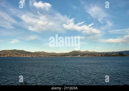 Das wunderschöne Playa America und das charmante Dorf Panxon in Nigran, Galicien, Spanien. Das Bild fängt das Wesen des Küstenlebens mit sma ein Stockfoto