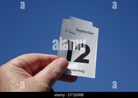 Kalenderblatt zum bundesweiten Warntag Kalenderblatt zum bundesweiten Warntag, 06.09.2024, Alt Bork, Brandenburg, eine Hand hält ein Kalenderblatt des 12. September 2024, dem bundesweiten Warntag. *** Kalenderseite für den bundesweiten Warntag Kalenderseite für den bundesweiten Warntag, 06 09 2024, Alt Bork, Brandenburg, Eine Hand hält eine Kalenderseite vom 12. September 2024, dem bundesweiten Warntag Stockfoto