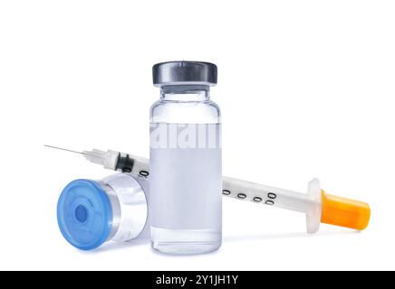 Medikation in Durchstechflaschen und Spritzen auf weißem Hintergrund Stockfoto