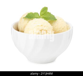 Löffel Melonensorbet und Minze in Schüssel isoliert auf weiß Stockfoto