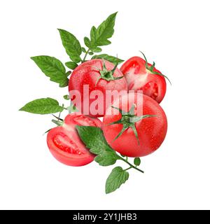 Frische Tomaten mit grünen Blättern in der Luft auf weißem Hintergrund Stockfoto