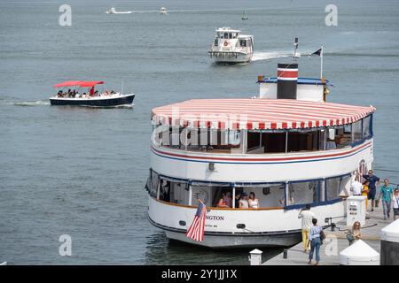Boston Harbour das Kreuzschiff FREDERICK L. NOLAN JR fährt im Boston Harbour in der Stadt Boston, Massachusetts, USA. Stockfoto