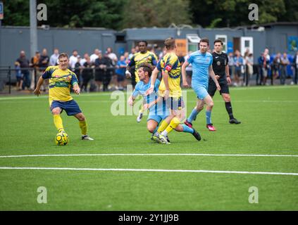 Brentwood, England, Großbritannien. September 2024. Brentwood Town wird in der FA Trophy ein schwieriges Spiel gegen einen in Form befindlichen Witham Town erleben. Die gute Form von Witham Town könnte es zu einem harten Wettbewerb machen. Es verspricht ein spannendes Spiel zu werden, bei dem beide Teams versuchen, im Wettbewerb voranzukommen. Aber Brentwood Town gewinnt 3-2 Credit: Richard Lincoln/Alamy Live News Stockfoto