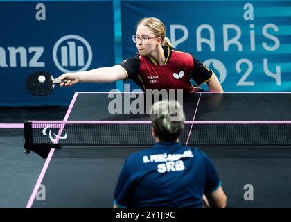 Paris, Frankreich. September 2024. PARIS, FRANKREICH - 7. SEPTEMBER: Sandra MIKOLASCHEK gewinnt die Goldmedaille gegen Borislava Peric-Rankovic aus serbien beim WS4-Spiel der Frauen während der Para-Tischtennis der Paralympischen Sommerspiele 2024 in der Pariser Arena am 7. September 2024 in Paris. (Quelle: Mika Volkmann/Alamy Live News Stockfoto