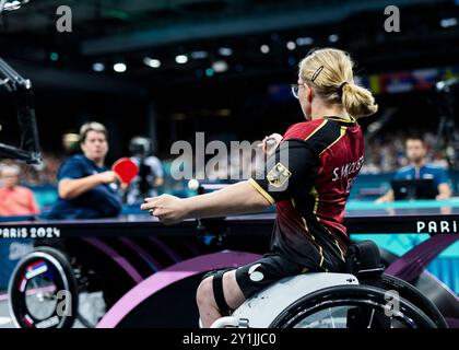 Paris, Frankreich. September 2024. PARIS, FRANKREICH - 7. SEPTEMBER: Sandra MIKOLASCHEK gewinnt die Goldmedaille gegen Borislava Peric-Rankovic aus serbien beim WS4-Spiel der Frauen während der Para-Tischtennis der Paralympischen Sommerspiele 2024 in der Pariser Arena am 7. September 2024 in Paris. (Quelle: Mika Volkmann/Alamy Live News Stockfoto
