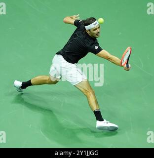 Flushing, Queens, NY, USA. September 2024. Taylor Fritz (USA) besiegte Frances Tiafoe (USA) mit 4:6, 7:5, 4:6, 6:4, 6:1, bei den US Open wurde im Billie Jean King National Tennis Center in Flushing, Queens, NY gespielt. © Grace Schultz/CSM/Alamy Live News Stockfoto