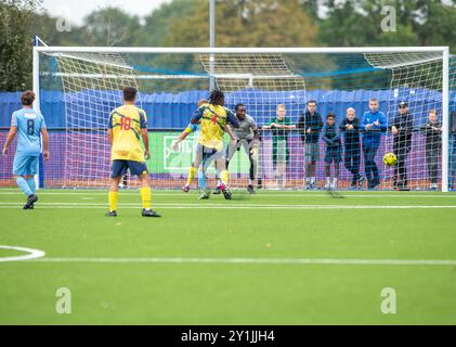 Brentwood, England, Großbritannien. September 2024. Brentwood Town wird in der FA Trophy ein schwieriges Spiel gegen einen in Form befindlichen Witham Town erleben. Die gute Form von Witham Town könnte es zu einem harten Wettbewerb machen. Es verspricht ein spannendes Spiel zu werden, bei dem beide Teams versuchen, im Wettbewerb voranzukommen. Aber Brentwood Town gewinnt 3-2 Credit: Richard Lincoln/Alamy Live News Stockfoto