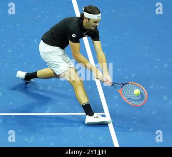 Flushing, Queens, NY, USA. September 2024. Taylor Fritz (USA) besiegte Frances Tiafoe (USA) mit 4:6, 7:5, 4:6, 6:4, 6:1, bei den US Open wurde im Billie Jean King National Tennis Center in Flushing, Queens, NY gespielt. © Grace Schultz/CSM/Alamy Live News Stockfoto