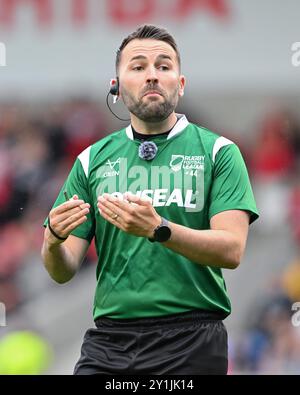 Schiedsrichter Liam Moore während des Spiels der 25. Runde der Betfred Super League Salford Red Devils gegen Catalans Dragons im Salford Community Stadium, Eccles, Vereinigtes Königreich, 7. September 2024 (Foto: Cody Froggatt/News Images) Stockfoto