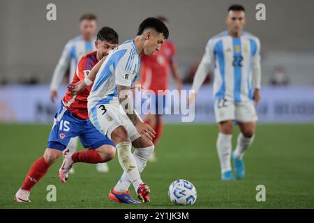 Buenos Aires, Argentinien - 5. September 2024. Der argentinische Verteidiger Lisandro Martinez (rechts) kämpft während der Matte mit Felipe Loyola (links) um den Ball Stockfoto