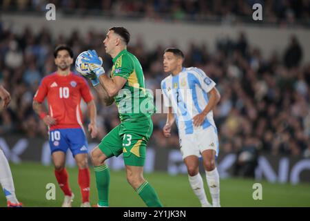 Buenos Aires, Argentinien - 5. September 2024. Der argentinische Torhüter Emiliano „Dibu“ Martínez (Mitte) speichert einen Ball während des Spiels zwischen Argentinien und Stockfoto