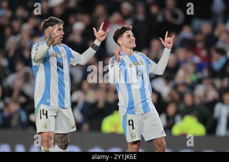 Buenos Aires, Argentinien - 5. September 2024. Enzo Fernández (links) feiert mit dem Torschütze des 2. Tores Argentiniens, Julián Álvarez (rechts) während der t Stockfoto