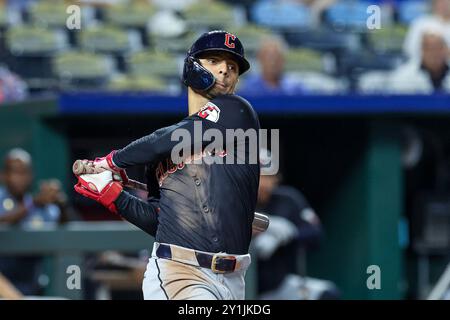 Kansas City, MO, USA. September 2024. Cleveland Guardians Shortstop Brayan Rocchio (4) schlägt gegen die Kansas City Royals im Kauffman Stadium in Kansas City, MO. David Smith/CSM/Alamy Live News Stockfoto