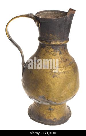 Ein alter russischer gusseiserner Topf auf weißem Hintergrund. Hochwertige Fotos Stockfoto