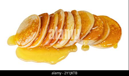 Nahaufnahme eines Stapels köstlicher Pfannkuchen mit Ahornsirup, isoliert auf weißem Hintergrund Stockfoto