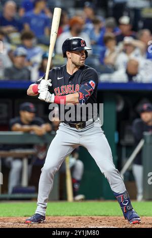 Kansas City, MO, USA. September 2024. Die Cleveland Guardians-Außenseiter Lane Thomas (8) schlägt gegen die Kansas City Royals im Kauffman Stadium in Kansas City, MO. David Smith/CSM/Alamy Live News Stockfoto