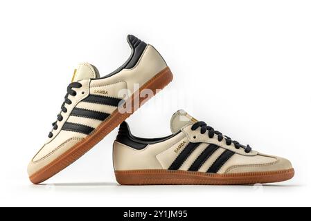 Belgrad, Serbien - 30. August 2024. Adidas Originals Samba Beige mit schwarzen Streifen. Turnschuhe Schuhe, Vintage-Sneaker-Turnschuhe. Isoliert auf weißem Hintergrund Stockfoto