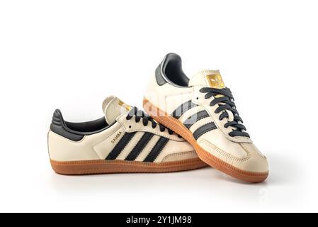 Belgrad, Serbien - 30. August 2024. Adidas Originals Samba Beige mit schwarzen Streifen. Turnschuhe Schuhe, Vintage-Sneaker-Turnschuhe. Isoliert auf weißem Hintergrund Stockfoto