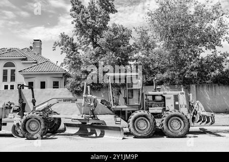 Dallas, USA – 24. April 2023: Caterpillar-Motorgrader Cat 140G 5MD für Straßenbauarbeiten Stockfoto