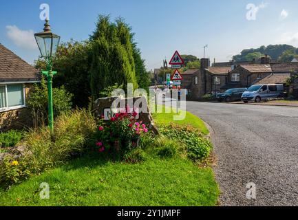 Die historische Marktstadt Hawes in Wensleydale wird jeden Sommer von Freiwilligen dekoriert. Der Name der Stadt wird von den Blumen fast verdeckt. Stockfoto