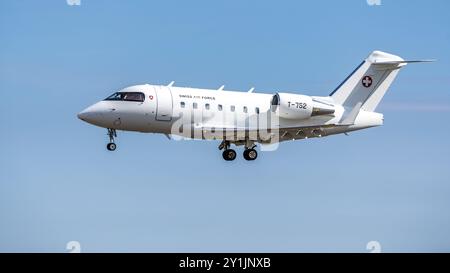Schweizer Luftwaffe - Bombardier CL-600, der bei der RAF Fairford eintrifft, um an der statischen Ausstellung des Royal International Air Tattoo 2024 teilzunehmen. Stockfoto
