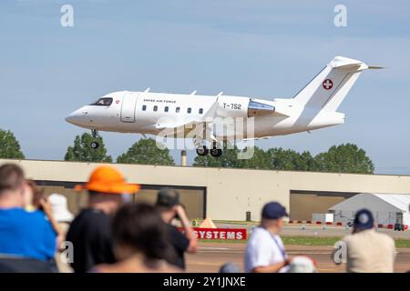 Schweizer Luftwaffe - Bombardier CL-600, der bei der RAF Fairford eintrifft, um an der statischen Ausstellung des Royal International Air Tattoo 2024 teilzunehmen. Stockfoto