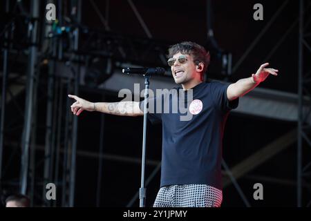 Berlin, Deutschland. September 2024. Sänger Louis Tomlinson tritt auf die Bühne des Lollapalooza Festivals Berlin. Das US-Festival wurde 1991 von Perry Farrell, Leadsänger der Band Jane's Addiction, gegründet und feierte 2015 seine Europapremie am Tempelhofer Feld in Berlin. Seit 2018 findet sie auf dem Olympischen Gelände statt. Quelle: Jörg Carstensen/dpa/Alamy Live News Stockfoto