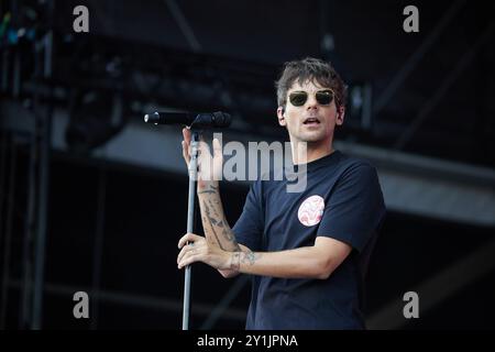 Berlin, Deutschland. September 2024. Sänger Louis Tomlinson tritt auf die Bühne des Lollapalooza Festivals Berlin. Das US-Festival wurde 1991 von Perry Farrell, Leadsänger der Band Jane's Addiction, gegründet und feierte 2015 seine Europapremie am Tempelhofer Feld in Berlin. Seit 2018 findet sie auf dem Olympischen Gelände statt. Quelle: Jörg Carstensen/dpa/Alamy Live News Stockfoto