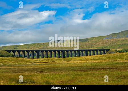 Ribblehead Viaduct wurde von der Midland Railway Company gebaut. Sie wurde 1869–1874 erbaut. Stockfoto