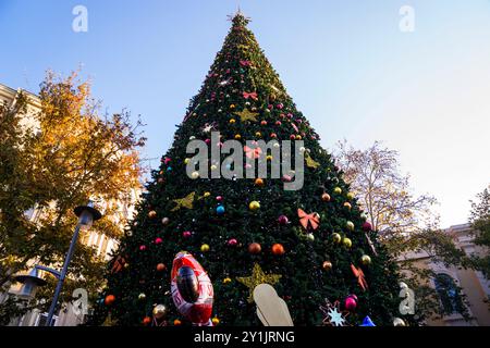 Wunderschöne Weihnachtsspielzeuge auf einem Weihnachtsbaum mit Schnee auf den Straßen der Stadt Stockfoto