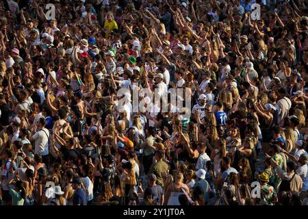 Berlin, Deutschland. September 2024. Tausende von Menschen feiern zur Musik von Joel Corry beim Lollapalooza Festival Berlin. Das US-Festival wurde 1991 von Perry Farrell, Leadsänger der Band Jane's Addiction, gegründet und feierte 2015 seine Europapremie am Tempelhofer Feld in Berlin. Seit 2018 findet sie auf dem Olympischen Gelände statt. Quelle: Jörg Carstensen/dpa/Alamy Live News Stockfoto