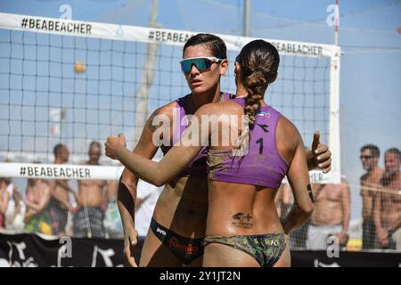 BENAZZI G. - LANTIGNOTTI M. (Purple) vs FRANZONI S. - GILI E. (weiß) während 16/8 des Finales von Fonzies Campionato Italiano Assoluti Femminili e Maschili 2024 - Tag 2 der letzten Etappe im Polo EST Village in Bellaria-Igea Marina (RI) während des Campionato Italiano Assoluto, Beach Volley Matches in Bellaria-Igea Marina, Italien, 07. September 2024 Stockfoto