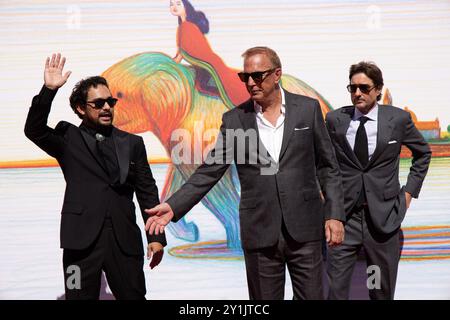 Lido Di Venezia, Italien. September 2024. (L-R) Jon Beavers, Kevin Costner und Alejandro Edda nehmen am 7. September 2024 in Venedig, Italien, am 81. Internationalen Filmfestival von Venedig auf dem roten Teppich Horizon: An American Saga - Chapter 2 Teil. © Foto: Cinzia Camela. Quelle: Live Media Publishing Group/Alamy Live News Stockfoto