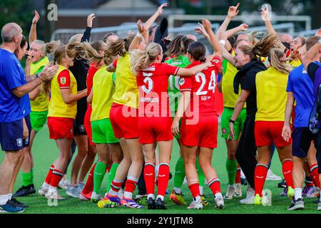 Enschede, Niederlande. September 2024. ENSCHEDE, NIEDERLANDE - 7. SEPTEMBER: Spieler des FC Twente feiern im Sportpark Scheurserve am 7. September 2024 in Enschede, Niederlande beim ersten Qualifikationsspiel der UEFA Women's Champions League zwischen dem FC Twente und Valur. (Foto von Albert Ten Hove/Orange Pictures) Credit: Orange Pics BV/Alamy Live News Stockfoto