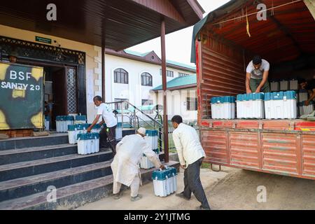 Bei der Befragung wurde beobachtet, wie die Voter Verifiable Paper Audit Trail (VVPAT)-Maschinen aus einem Lkw entladen wurden, die vor den bevorstehenden Wahlen zur Parlamentsversammlung in den Außenbezirken von Srinagar in einem geschützten Raum in einem Verteilerzentrum aufbewahrt werden sollten. Die Wahlen zur Legislativversammlung von Jammu und Kaschmir finden nach einer Lücke von zehn Jahren in drei Phasen am 18. September, 25. September und 1. Oktober statt, deren Ergebnisse am 8. Oktober bekanntgegeben werden sollen. Jammu und Kaschmir sind seit dem 19. Juni 2018 ohne gewählte Regierung, als die Bharatiya Janata Party (BJP) ihre Allianz mit dem Volk aufgab Stockfoto