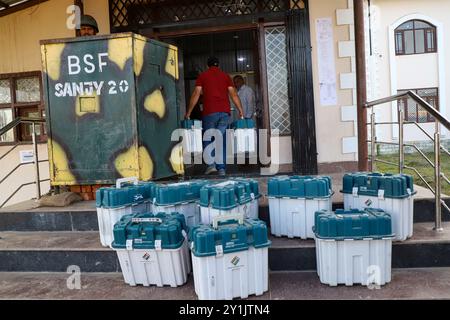 Die Wahlverantwortlichen tragen VVPAT-Maschinen (VVPAT), die vor den bevorstehenden Wahlen zur Parlamentsversammlung in den Außenbezirken von Srinagar in einem geschützten Raum in einem Verteilungszentrum aufbewahrt werden. Die Wahlen zur Legislativversammlung von Jammu und Kaschmir finden nach einer Lücke von zehn Jahren in drei Phasen am 18. September, 25. September und 1. Oktober statt, deren Ergebnisse am 8. Oktober bekanntgegeben werden sollen. Jammu und Kaschmir sind seit dem 19. Juni 2018 ohne gewählte Regierung, als die Bharatiya Janata Party (BJP) ihre Allianz mit der Demokratischen Volkspartei (PDP) aufgab Stockfoto