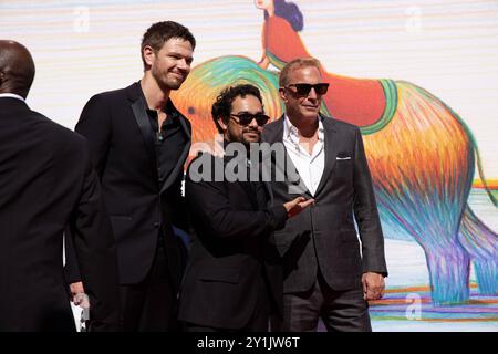 News - Horizon: An American Saga - Chapter 2 - Red Carpet - das 81. Venedig Internationale Filmfestival L-R Jon Beavers, Alejandro Edda und Kevin Costner nehmen am 7. September 2024 in Venedig am 81. Venedig International Film Festival in Venedig Teil. Foto: Cinzia Camela. Lido di Venezia Sala Giardino Italien Copyright: XCinziaxCamelax/xLiveMediax LPN 1507511 Stockfoto