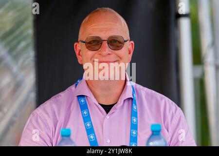 Enschede, Niederlande. September 2024. ENSCHEDE, NIEDERLANDE - 7. SEPTEMBER: Redner Remco Nijhuis beim ersten Qualifikationsspiel der UEFA Women's Champions League zwischen dem FC Twente und Valur im Sportpark Scheurserve am 7. September 2024 in Enschede, Niederlande. (Foto von Albert Ten Hove/Orange Pictures) Credit: Orange Pics BV/Alamy Live News Stockfoto