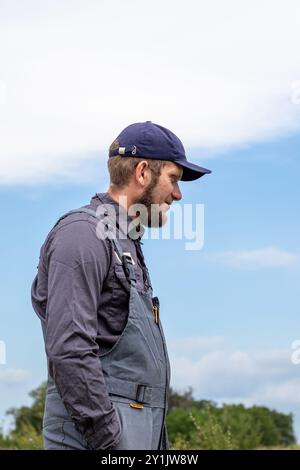 Arbeiter in Overalls im Freien in ländlichen Gebieten. Arbeitsberufe. Wasserversorgungsspezialist. Stockfoto