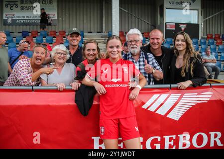 Enschede, Niederlande. September 2024. Enschede, Niederlande, 7. September 2024: Sophie Proost (19 FC Twente) macht Fotos mit der Familie nach dem Fußballspiel der UEFA Women's Champions League Runde 1 zwischen dem FC Twente und Valur im Sportpark Schreurserve in Enschede, Niederlande. (Leiting Gao/SPP) Credit: SPP Sport Press Photo. /Alamy Live News Stockfoto