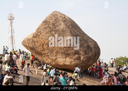 Krishnas Butterball (auch bekannt als Vaan Irai Kal) ist ein gigantischer ausgleichender Felsen, Granitfelsen, Mahabalipuram, Chennai, Tamil Nadu, Indien. Stockfoto