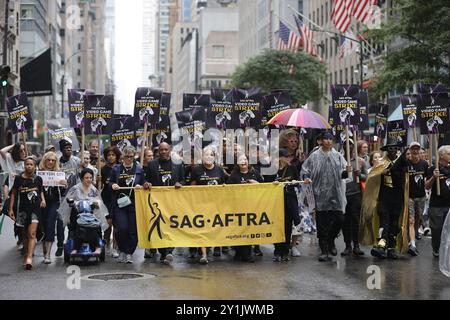 NY, USA. September 2024. New York, USA, 07. September 2024: Trotz des regnerischen Wetters war die Labor Day Parade 2024 auf der Fifth Avenue in New York City voller Energie, lebhafter Wagen und widerstandsfähiger Teilnehmer. Die New Yorker tauchten in vollem Geist auf und nahmen den Tag mit Regenschirmen in der Hand und einem Lächeln auf den Gesichtern an. Die Parade feierte die Beiträge der Arbeiter und unterstrich die Vielfalt und Solidarität der Stadt. Foto: Luiz Rampelotto/EuropaNewswire. (Kreditbild: © Luiz Rampelotto/ZUMA Press Wire) NUR REDAKTIONELLE VERWENDUNG! Nicht für kommerzielle ZWECKE! Stockfoto