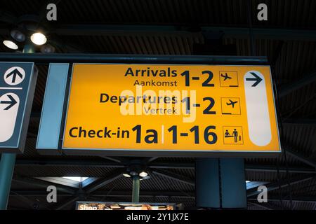 Wegweiser Vor Den Gates Am Flughafen Schiphol Niederlande 29-8-2024 Stockfoto