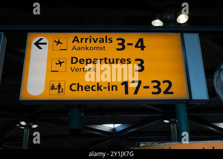 Wegweiser Vor Den Gates Am Flughafen Schiphol Niederlande 29-8-2024 Stockfoto