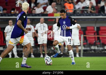 Düsseldorf, Deutschland. September 2024. Fußball, Nationalliga A, Deutschland - Ungarn, Gruppenphase, Gruppe 3, Spieltag 1, Merkur Spiel-Arena, Deutschlands Jamal Musiala wärmt sich auf. Quelle: Fabian Strauch/dpa/Alamy Live News Stockfoto