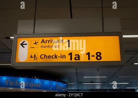 Wegweiser Vor Den Gates Am Flughafen Schiphol Niederlande 29-8-2024 Stockfoto