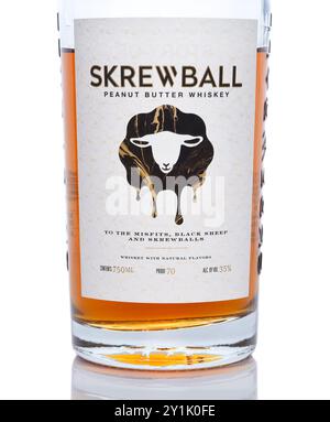 IRVINE, KALIFORNIEN - 6. SEPTEMBER 2024: Nahaufnahme einer Flasche Skrewball Peanut Butter Whiskey. Stockfoto