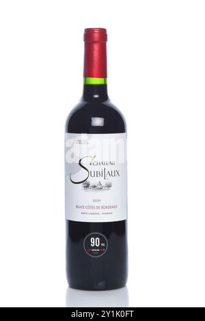 IRVINE, KALIFORNIEN - 6. SEPTEMBER 2024: Eine Flasche Chateau Subilaux Bordeaux. Stockfoto